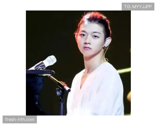 程语轩这日常倒像翻车现场，穿得比明星还招摇，球场上一秒正经、生活里秒变街头霸王？